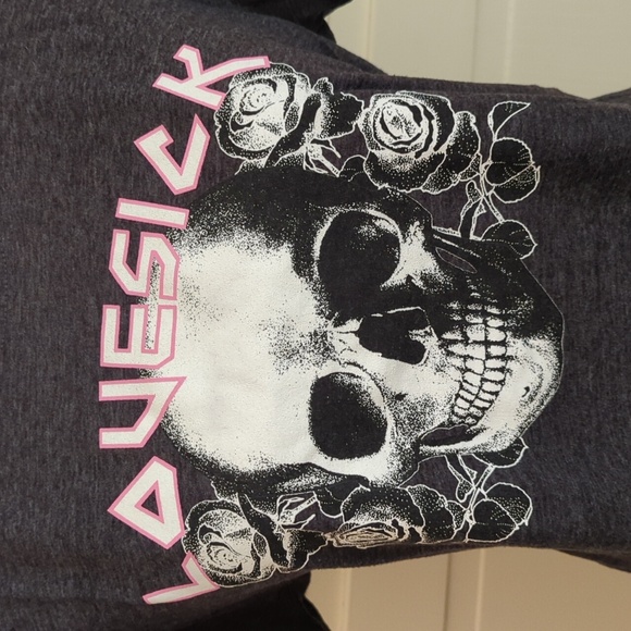 Torrid Lovesick Charcoal Gray Skull Graphic Tee Size 1 Used GC - Picture 3 of 7